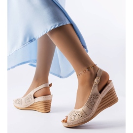 Beige gennembrudte kilesandaler fra Dreams 2