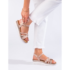 Komfortable sandaler på en lav kile Shelovet beige og guld gylden 1