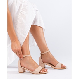 Klassiske elegante damesandaler på en lav hæl Shelovet beige 1
