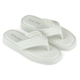 Kvinders flip-flops på den hvide platform 1