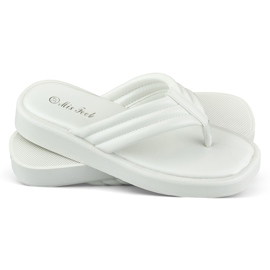 Kvinders flip-flops på den hvide platform 2