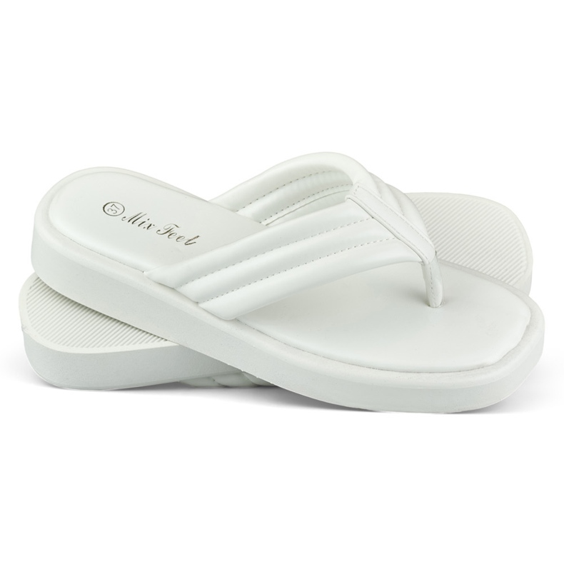 Kvinders flip-flops på den hvide platform 2