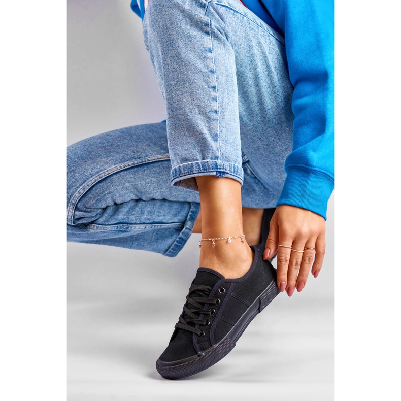 Sorte low-top sneakers med sort sål 1