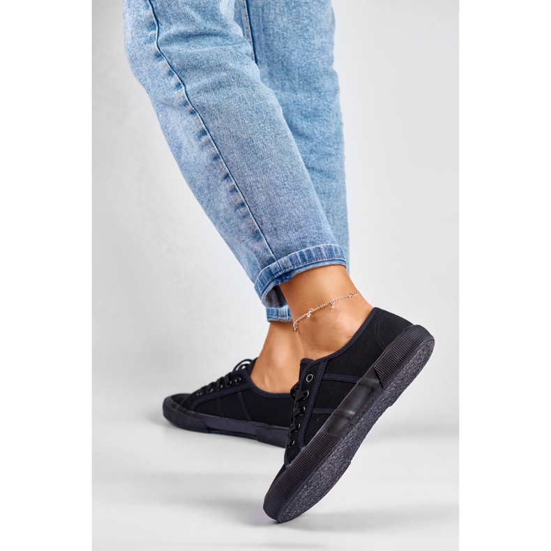 Sorte low-top sneakers med sort sål 2