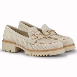 Gennembrudte beige sko med en delikat dekoration 2