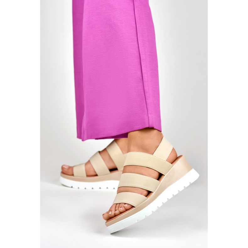 Beige elastiske sandaler med lav platform 2