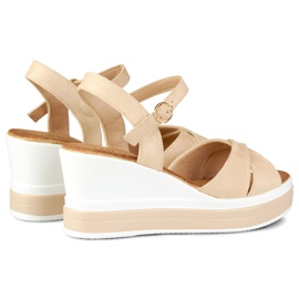 Komfortable beige kile-sandaler 1