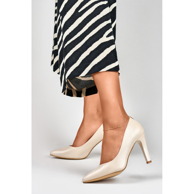 Beige pumps på en tyk høj hæl 1