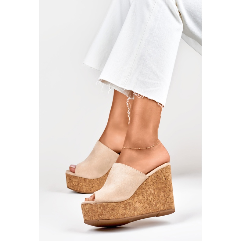 Beige flip flops på en propkile 2