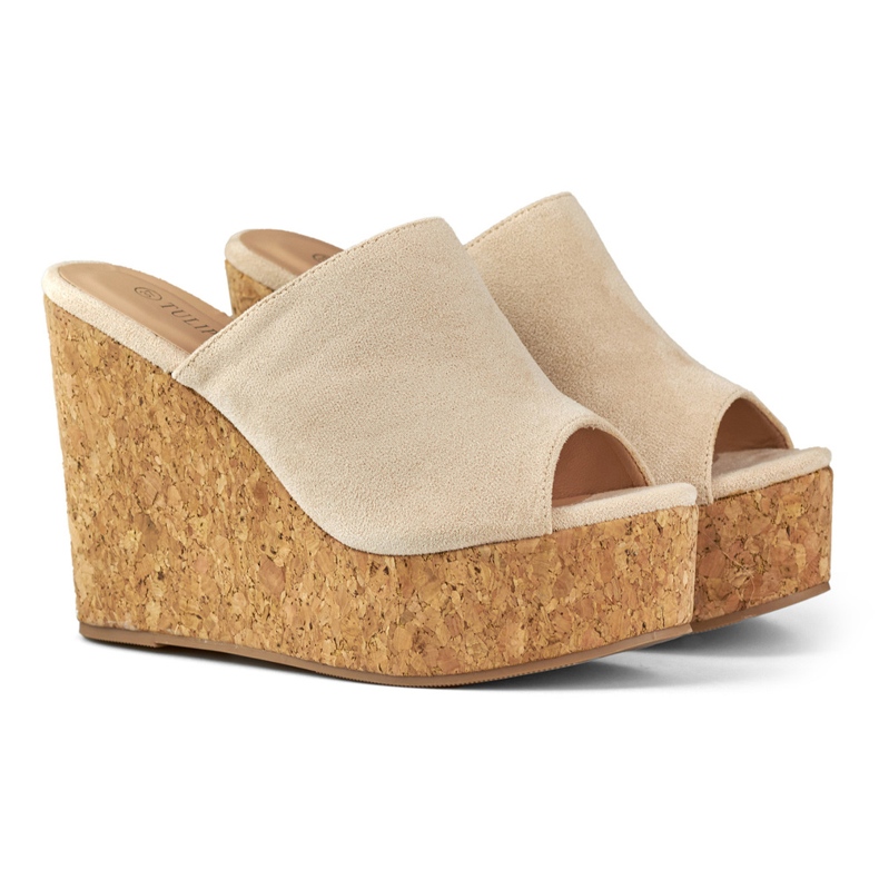 Beige flip flops på en propkile 1