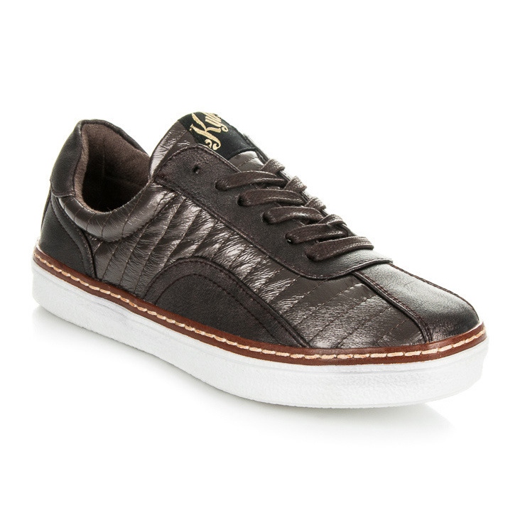 Kylie Brune sneakers 1