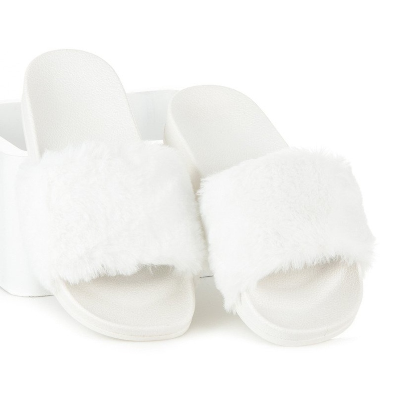 Via Giulia  Hvide flip-flops med pels 1
