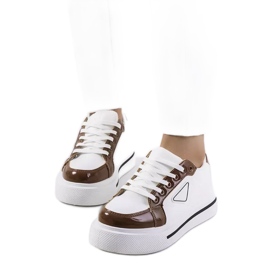 Hvide sneakers med en tyk Scrabster-sål brun 1