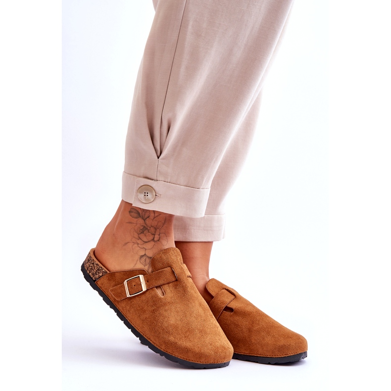 Suede flip-flops på en kamel kork platform brun 3