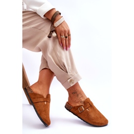 Suede flip-flops på en kamel kork platform brun 2
