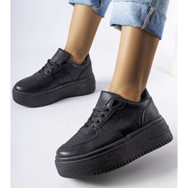Sorte sneakers på Kassab platformen 1