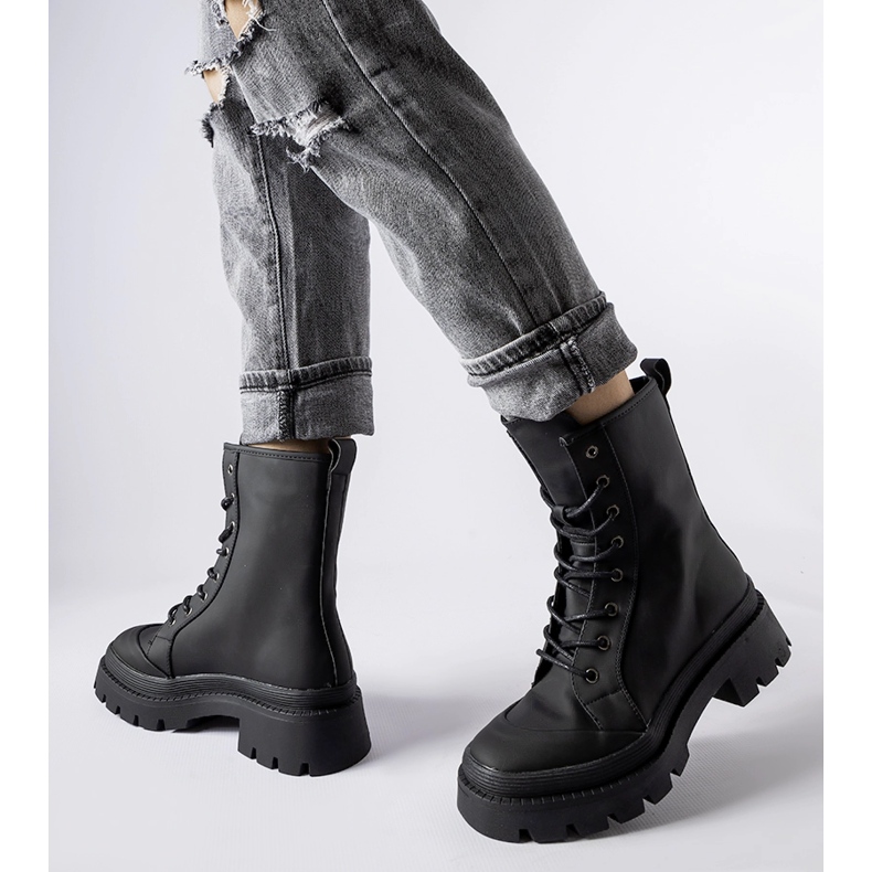 Inna Sorte sneakers med mat Thiery finish 1