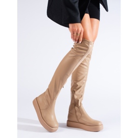 Beige musketerer på Shelovet-platformen 1