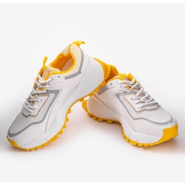 Hvide sneakers med gule RAL-69 skær 1