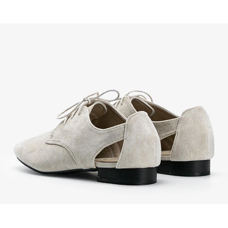 Skinnende beige sko med udskæringer fra Dorothy 1