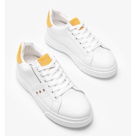Hvide sneakers med gul Ellen eco-ruskindindsats 1