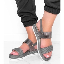 Grå sandaler på en stor Senorita sål 1