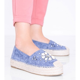 Blå espadriller på fru Nickis klumpede sål 1