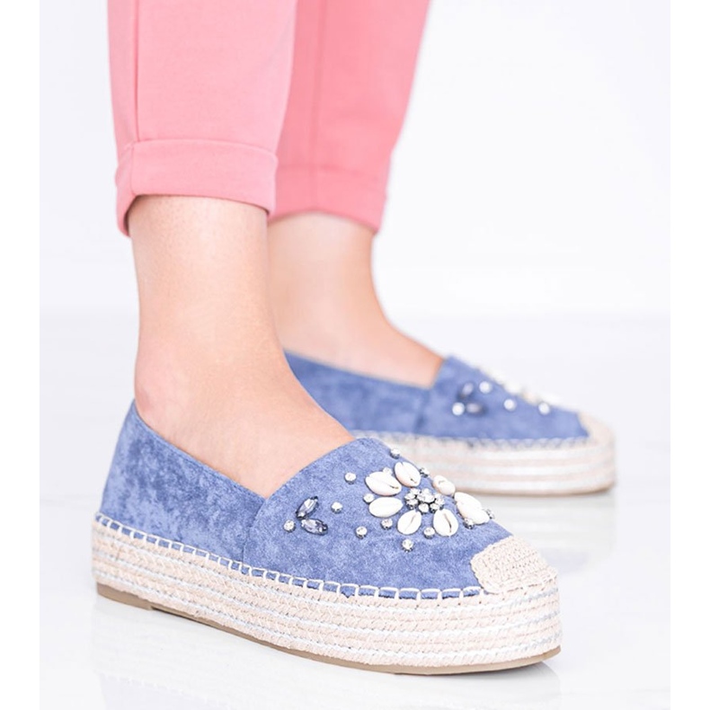 Blå espadriller på fru Nickis klumpede sål 1