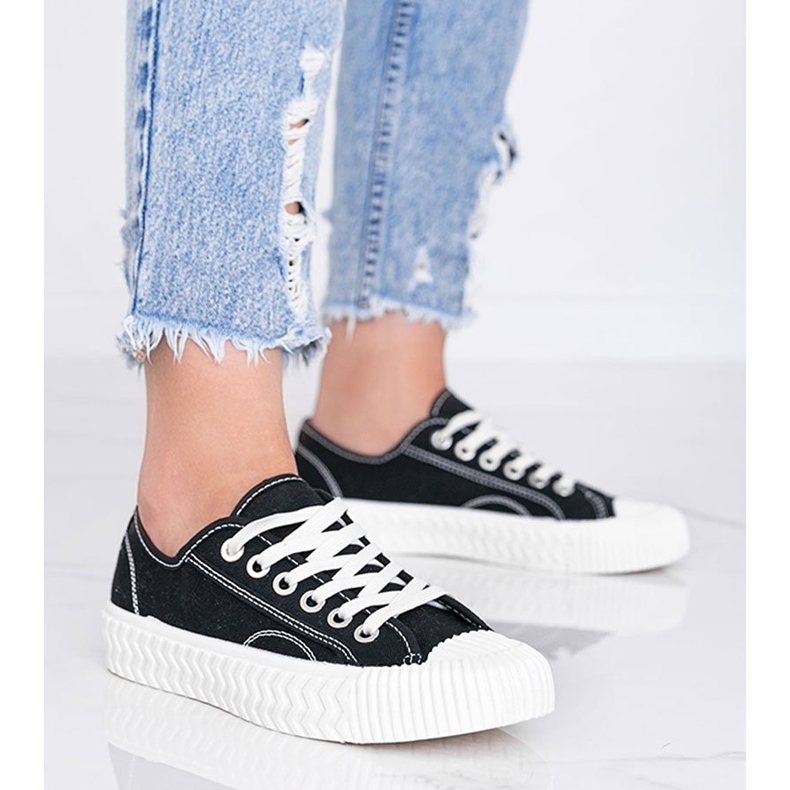 Kvinders sorte sneakers på en tyk Nolita sål 1
