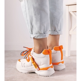Orange og hvide sneakers med One Chance dobbelt snøring 1