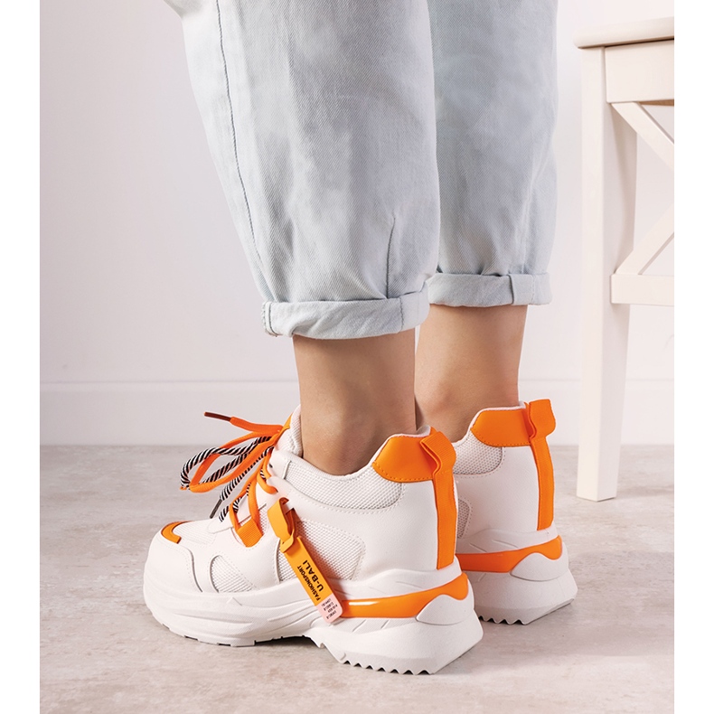 Orange og hvide sneakers med One Chance dobbelt snøring 1