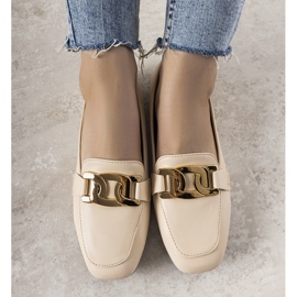 Beige mokasiner med gylden hashtag -dekoration 1