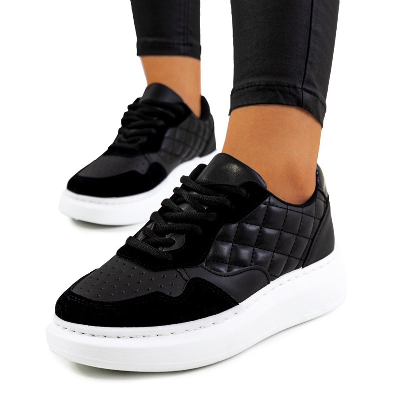 Sorte sneakers på Gasperi platformen 1