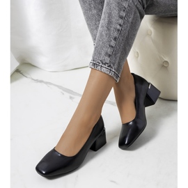 Sorte pumps på Hanae-stolpen 1