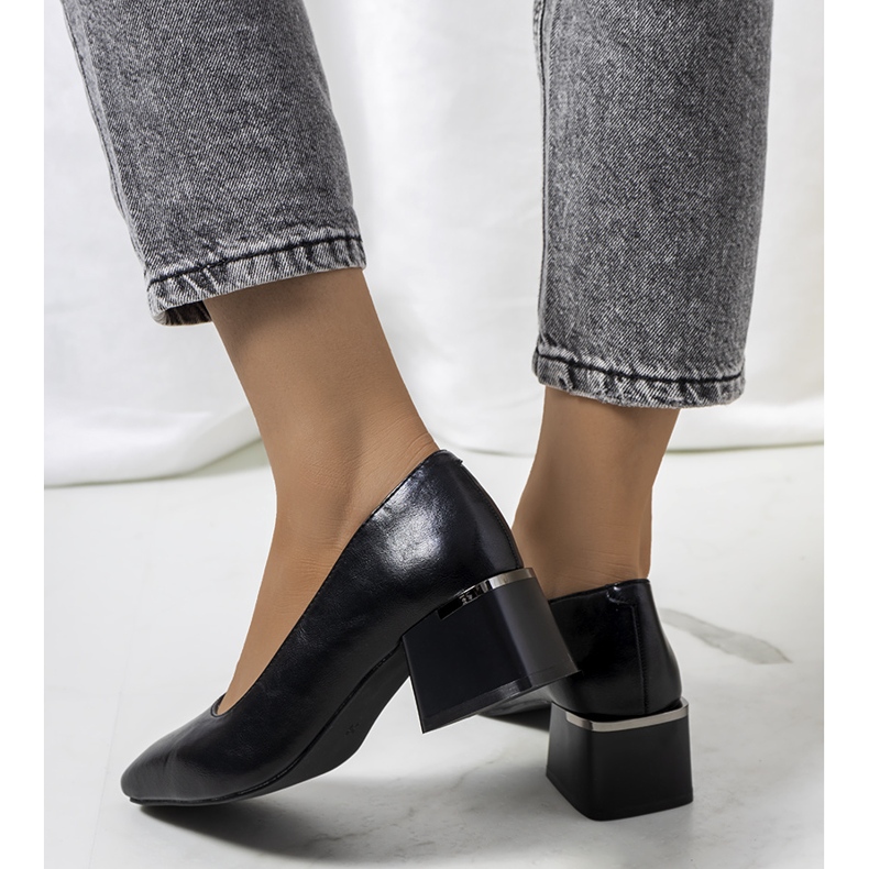 Sorte pumps på Hanae-stolpen 2