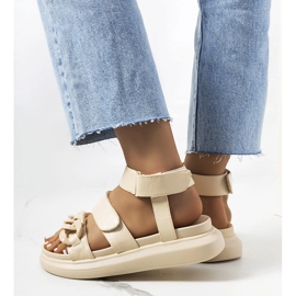 Beige sandaler på Zepps platformen 1
