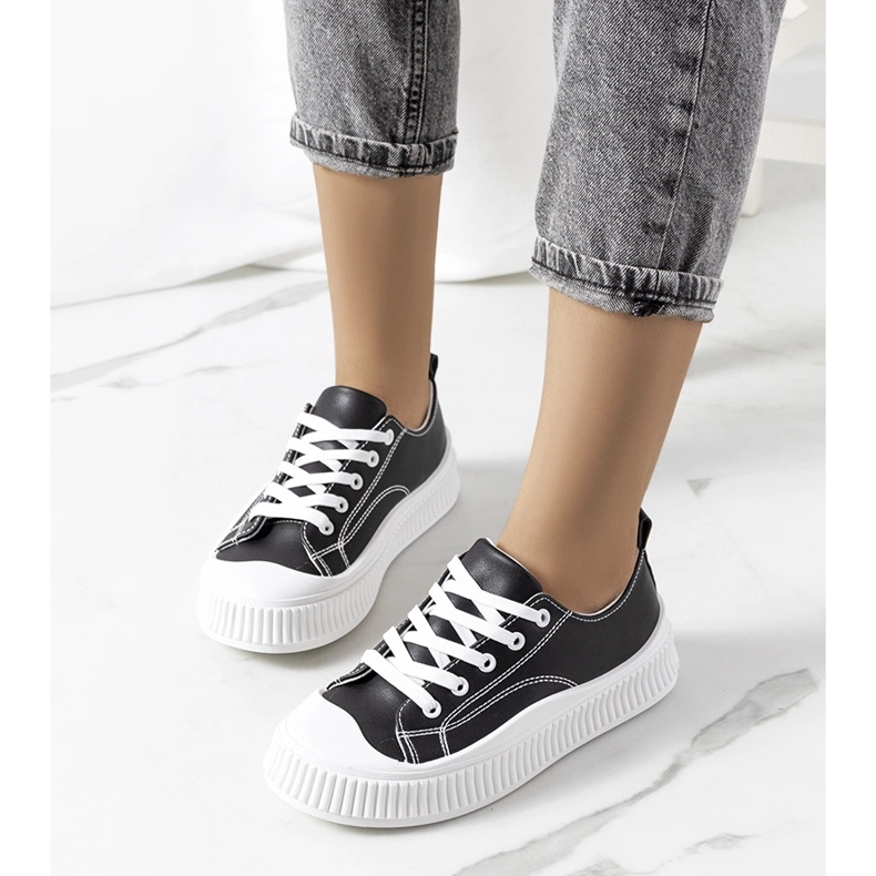 Sorte sneakers på Zargan platformen 1