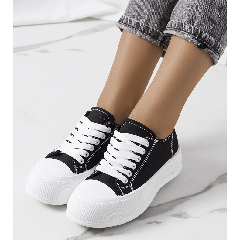 Sorte sneakers på Louisal platformen 1