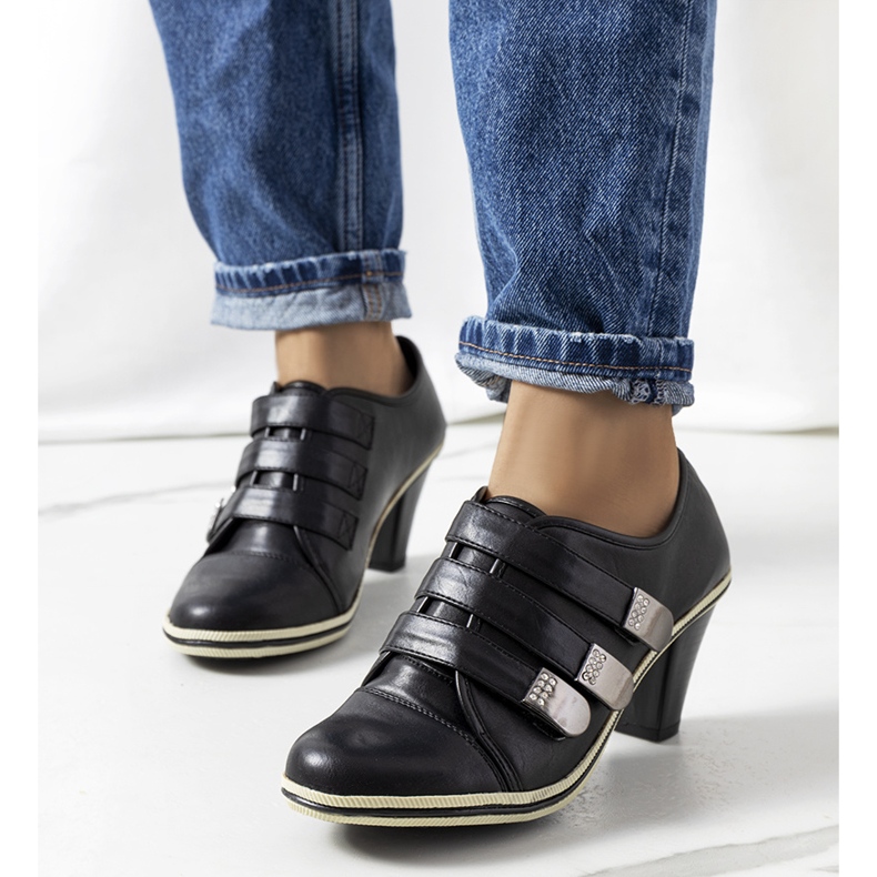 Sorte brogues på Payla-posten 1