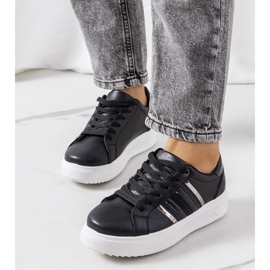 Sorte sneakers på Goldsmi platformen 1