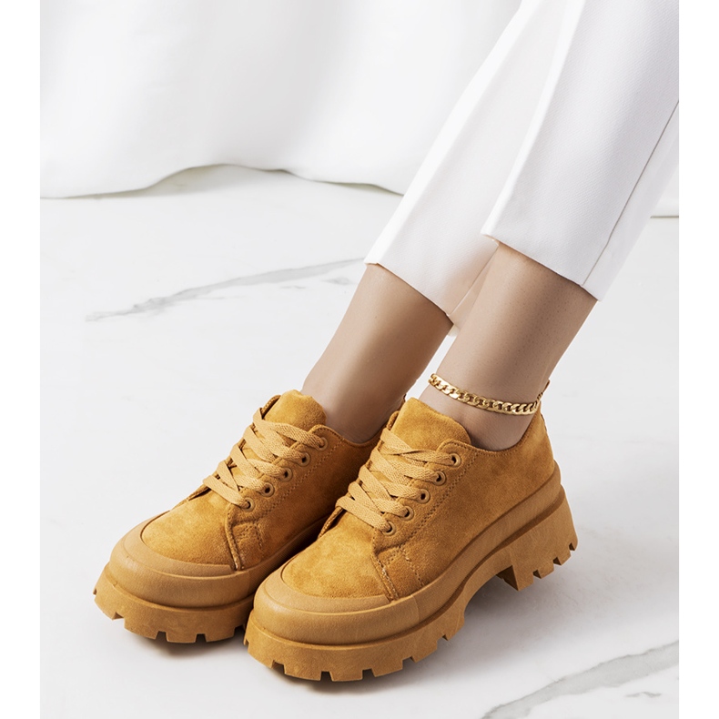 Brune sneakers på Dearth-platformen 1