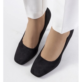 Sorte pumps på en Coxi stilethæl 1