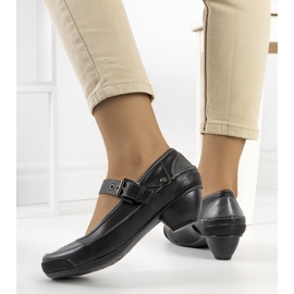 Sorte pumps fastgjort med en Via strop 1