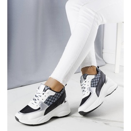 Sorte sneakers dekoreret med Lora-monogrammet 1