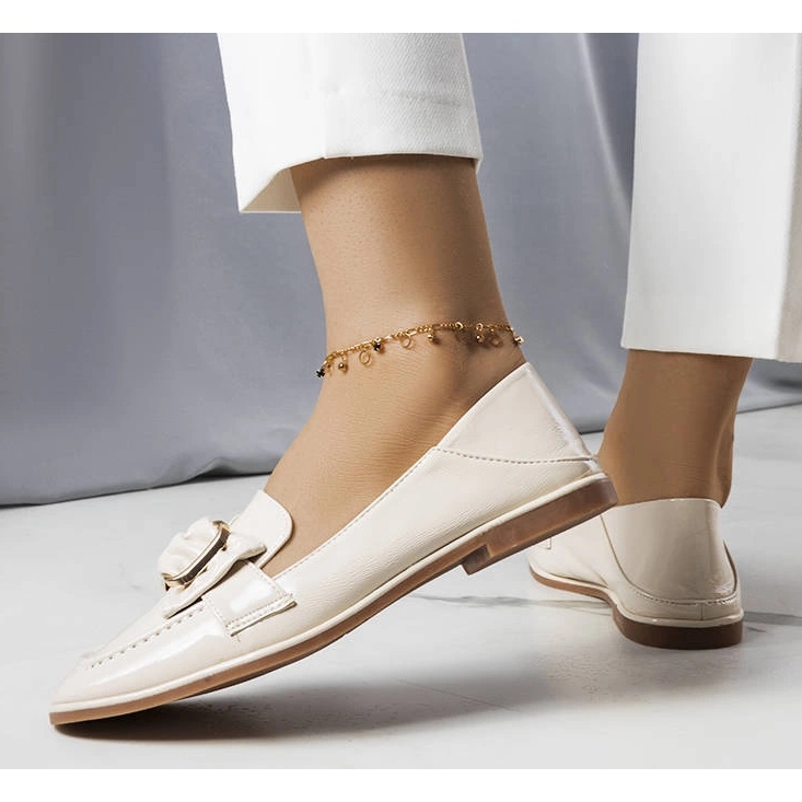 Beige lakerede loafers fra Erica 1