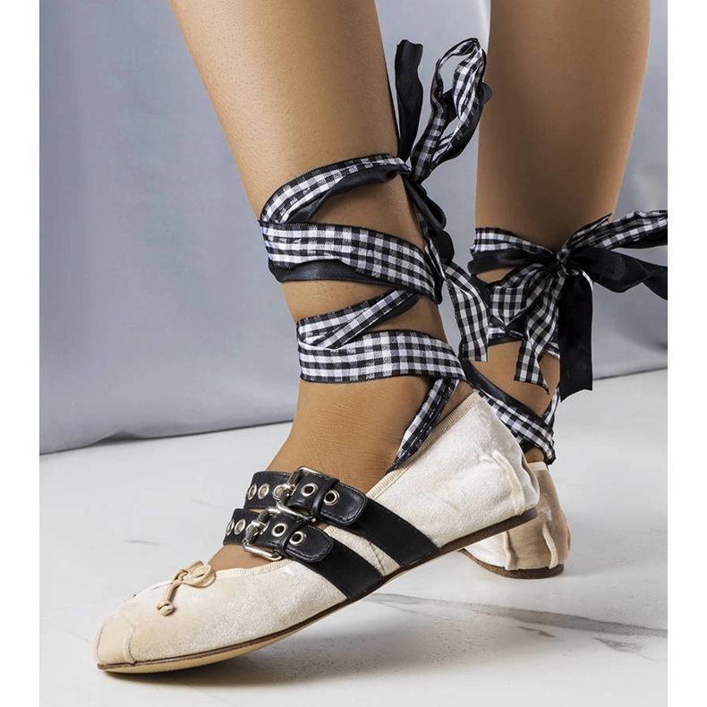 Beige ballerinaer fastgjort med et Boutot-spænde 1