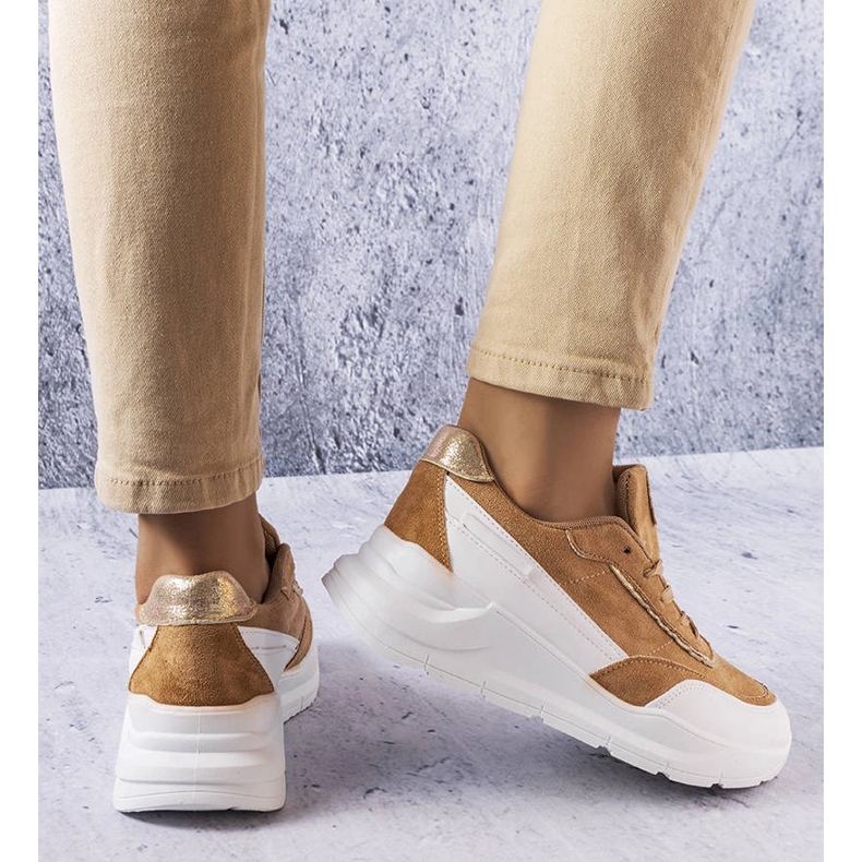 Beige sneakers lavet af øko-ruskind fra Dupuis 1