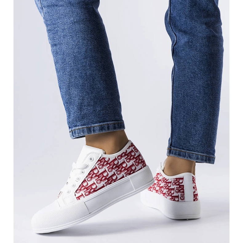 Hvide sneakers med rødt Marquis-mønster 1