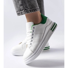 Hvide sneakers med grøn accent fra Davisson 1