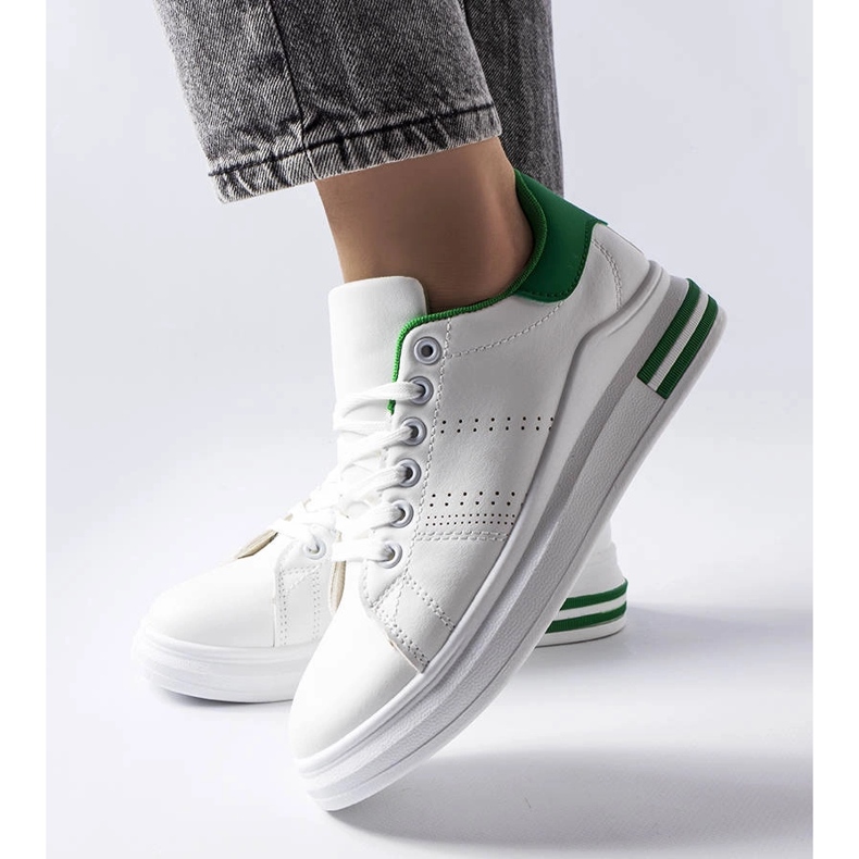 Hvide sneakers med grøn accent fra Davisson 1